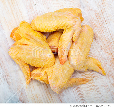 Raw farmer chicken wings 82032030