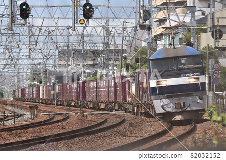 A long freight train that goes on the Tokaido main line of the double track, the morning of the Shukugawa curve A long freight train that goes on the Tokaido main line of the double track, the morning of the Shukugawa curve 82032152