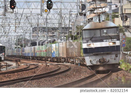 A long freight train that goes on the Tokaido main line of the double track, the morning of the Shukugawa curve A long freight train that goes on the Tokaido main line of the double track, the morning of the Shukugawa curve 82032154
