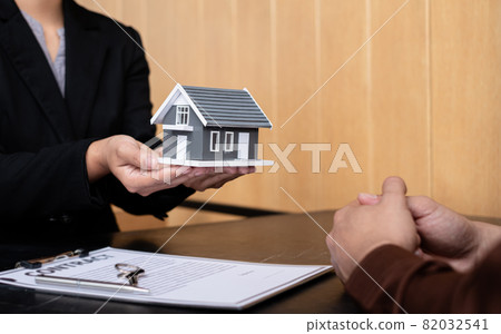 A real estate agent gives the house to a new owner's client after completing the signing of the lease and formally completing home insurance. Rental and insurance concepts A real estate agent gives the house to a new owner's client after completing the signing of the lease and formally completing home insurance. Rental and insurance concepts 82032541