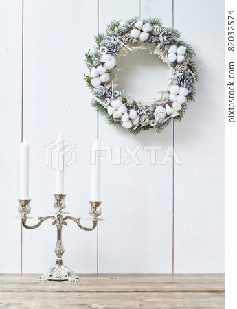 Christmas wreath and silver candle stand 82032574