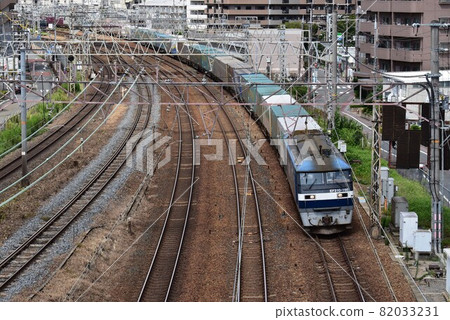 東海道本線的長長的貨運列車 82033231