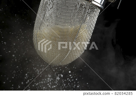 Udon hot water drain (cooking scene) Udon hot water drain (cooking scene) 82034285