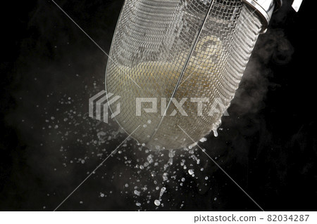 Udon hot water drain (cooking scene) Udon hot water drain (cooking scene) 82034287
