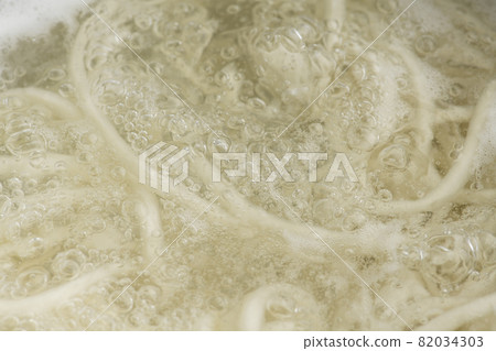 Boil udon noodles Boil udon noodles 82034303