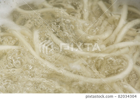 Boil udon noodles Boil udon noodles 82034304