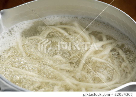 Boil udon noodles Boil udon noodles 82034305