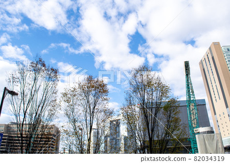 Urban autumn sky 82034319
