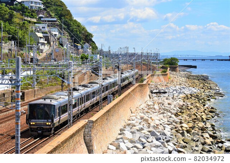 在JR神戶線快速行駛的火車，從側面看瀨戶內海 82034972