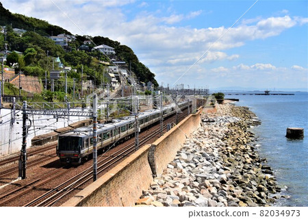 在JR神戶線快速行駛的火車,從側面看瀨戶內海 在JR神戶線快速行駛的火車,從側面看瀨戶內海 82034973