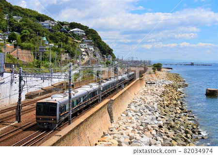 在JR神戶線快速行駛的火車，從側面看瀨戶內海 82034974