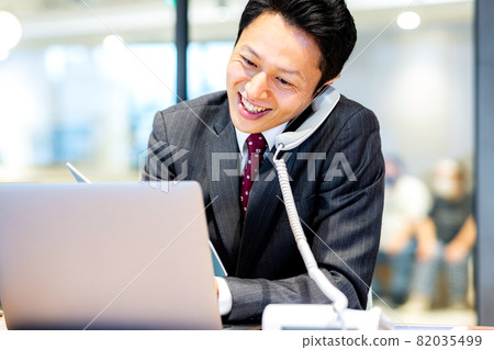 Businessman answering the phone Photo cooperation: WEEK Shibadaimon (Sun Frontier Fudousan) 82035499