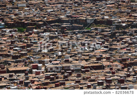 Shack houses of Tibetan monks 82036678