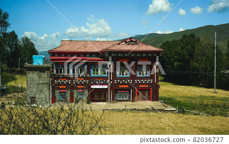 Traditional Tibetan village in Kham, China Traditional Tibetan village in Kham, China 82036727
