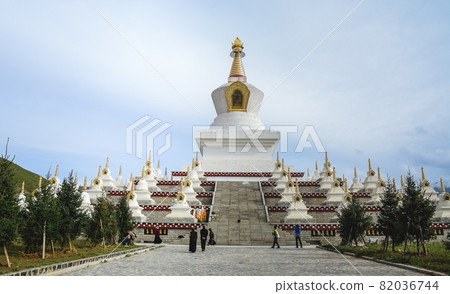 Tibetan temple in Daocheng, China 82036744