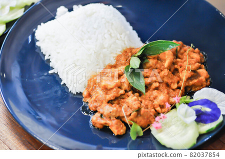 Rice with stir fried pork with garlic, stir fried pork Rice with stir fried pork with garlic, stir fried pork 82037854