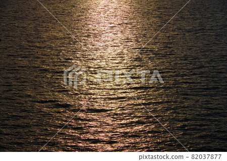 Sea surface reflecting the setting sun Sea surface reflecting the setting sun 82037877