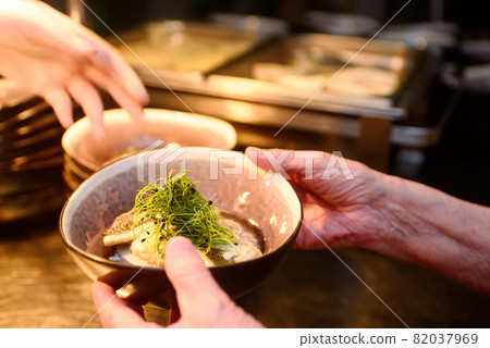 hand with bowl 82037969