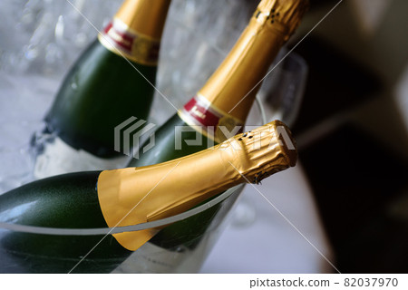 Champagne in wine chiller 82037970