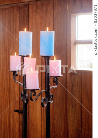 candels in wooden cabin 82037971