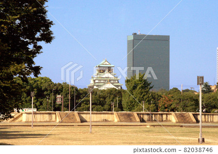Osaka Castle seen from the historic site Naniwanomiyaato Osaka Castle seen from the historic site Naniwanomiyaato 82038746