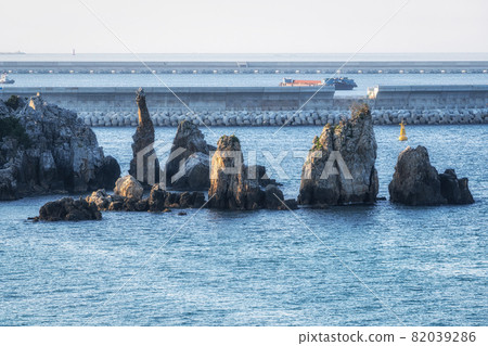 Chuam beach chotdaebawi rock Chuam beach chotdaebawi rock 82039286