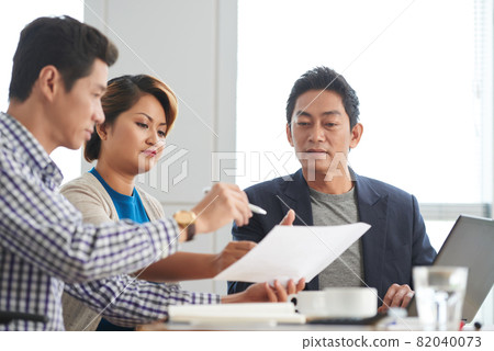 Entrepreneurs Signing Document Entrepreneurs Signing Document 82040073