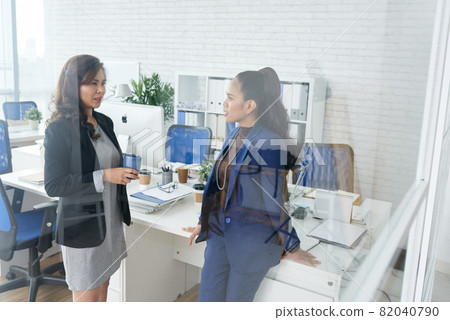 Serious Entrepreneurs Discussing News Serious Entrepreneurs Discussing News 82040790