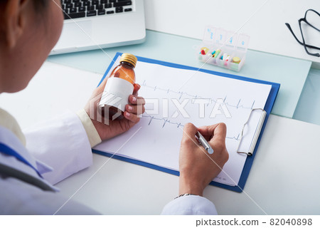 Cardiologist Prescribing Medicine Cardiologist Prescribing Medicine 82040898