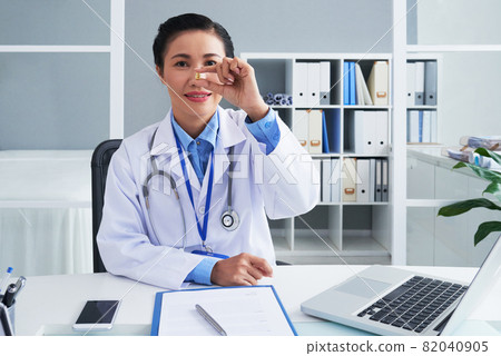Physician Recommending Taking Fish Oil Pill 82040905