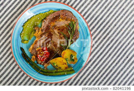 Veal with grilled vegetables Veal with grilled vegetables 82041196