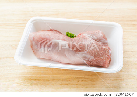 食品托盤中的豬肉大腿塊肉 食品托盤中的豬肉大腿塊肉 82041507
