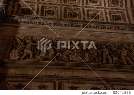 Majestic triumphal arch at night 82041888