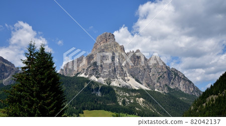 Massif on the valley Massif on the valley 82042137