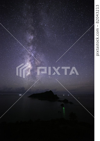 《Satsuma Peninsula, Kagoshima Prefecture》 Okiakime Island and the starry sky from Gotohana Observatory 82043213