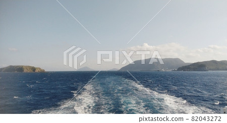Izu Islands seen from the south (Jinai-to, Nii-jima, Toshima) -horizontal 82043272