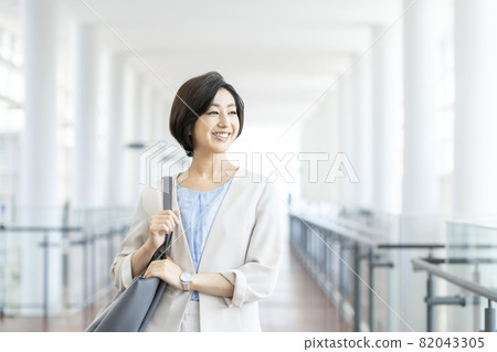 Business woman portrait in her 30s 82043305