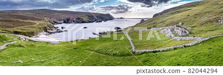 Abandoned village at An Port between Ardara and Glencolumbkille in County Donegal - Ireland. 82044294