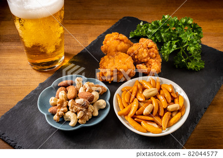 Snacks that go well with beer 82044577