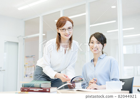 A Western teacher wearing glasses in an English conversation class and a young woman Photographing cooperation: Japanese language school attached to Chuo College of Technology A Western teacher wearing glasses in an English conversation class and a young woman Photographing cooperation: Japanese language school attached to Chuo College of Technology 82044921