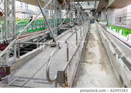 Reconstruction work of moving walkway (auto walk) Yokohama Minatomirai Reconstruction work of moving walkway (auto walk) Yokohama Minatomirai 82045363