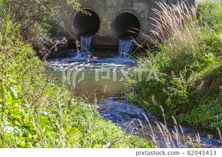 Beautiful stream in a shady summer park Beautiful stream in a shady summer park 82045413