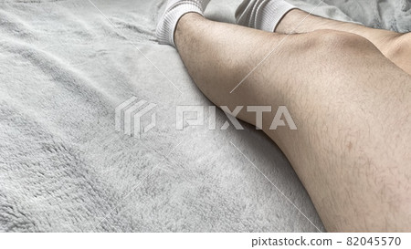 穿著白色襪子的女性小腿、膝蓋和大腿，有很多多餘的毛髮 82045570