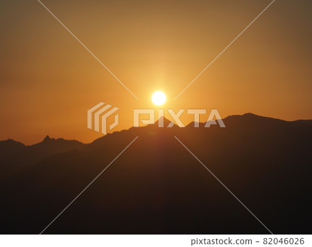 大峰山和沙加山的日落 大峰山和沙加山的日落 82046026