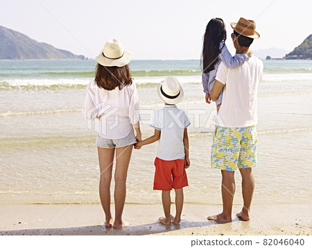 asian family with two children looking at the sea, rear view asian family with two children looking at the sea, rear view 82046040