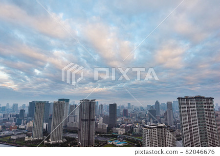 Harumi cityscape seen from Toyosu at dawn 82046676