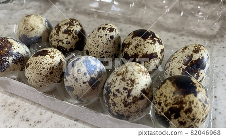 雞蛋盒中的鵪鶉蛋 82046968