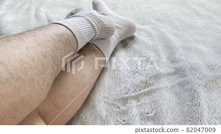 穿著白色襪子的女性小腿和小腿有很多多餘的毛髮 穿著白色襪子的女性小腿和小腿有很多多餘的毛髮 82047009