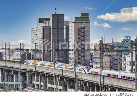 [View from the vicinity of Higurashizaka, Nishinippori Station, Tohoku Shinkansen E2 series + E3 series, sky synthesis] 82048185