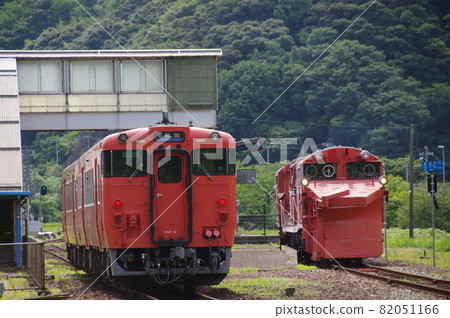 Kiha 47和Russell轉發（DE15）在山陰線薩津站兌換 82051166